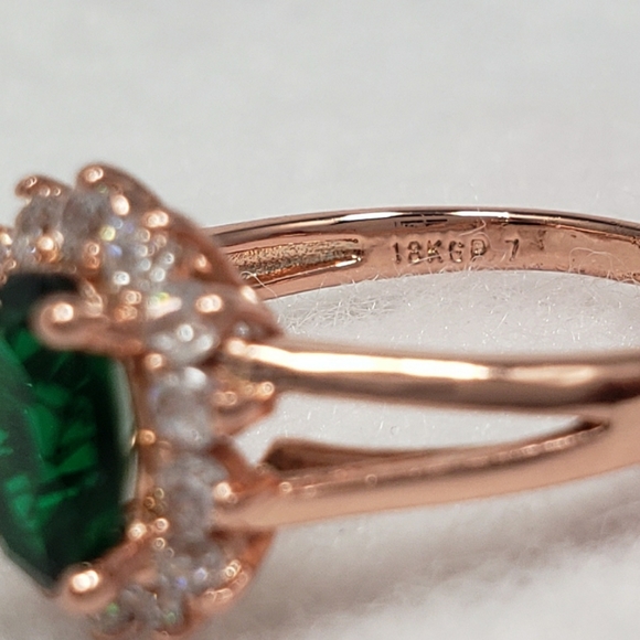 18k Rose Gold Emerald Ring - Picture 6 of 8